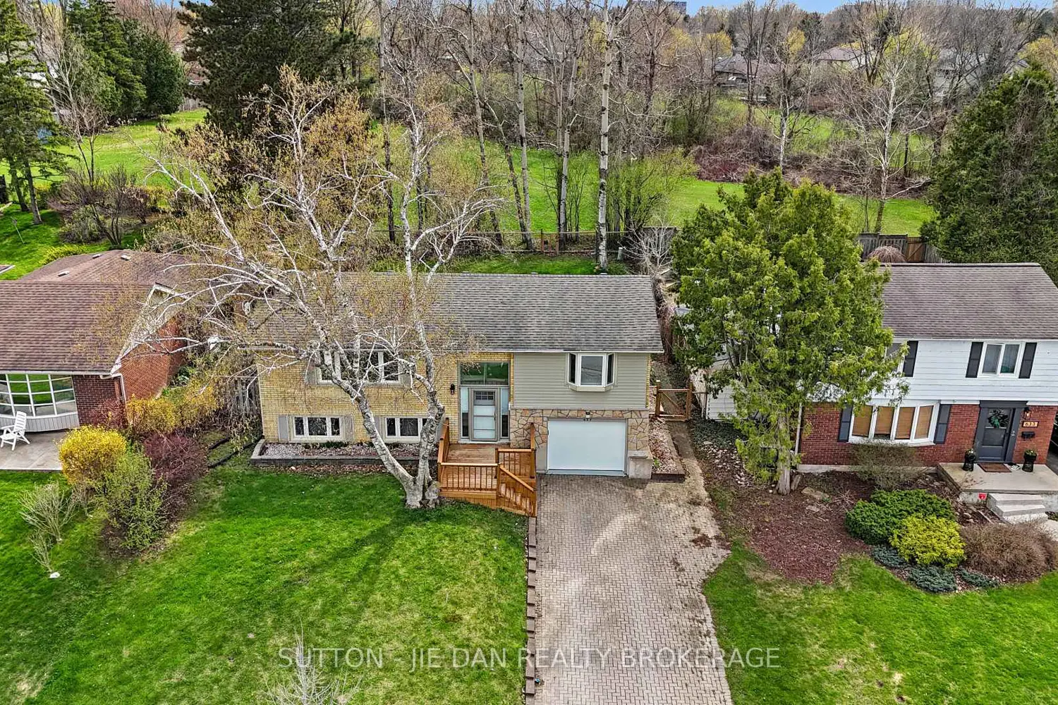 637 Jason Crescent