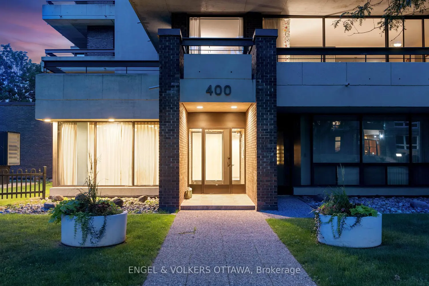 400 Laurier Avenue 8A photo 2