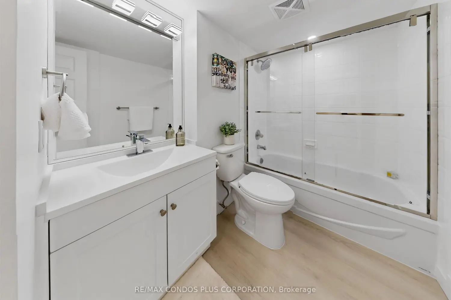 Additional image 17 of 736 Bay Street 1601