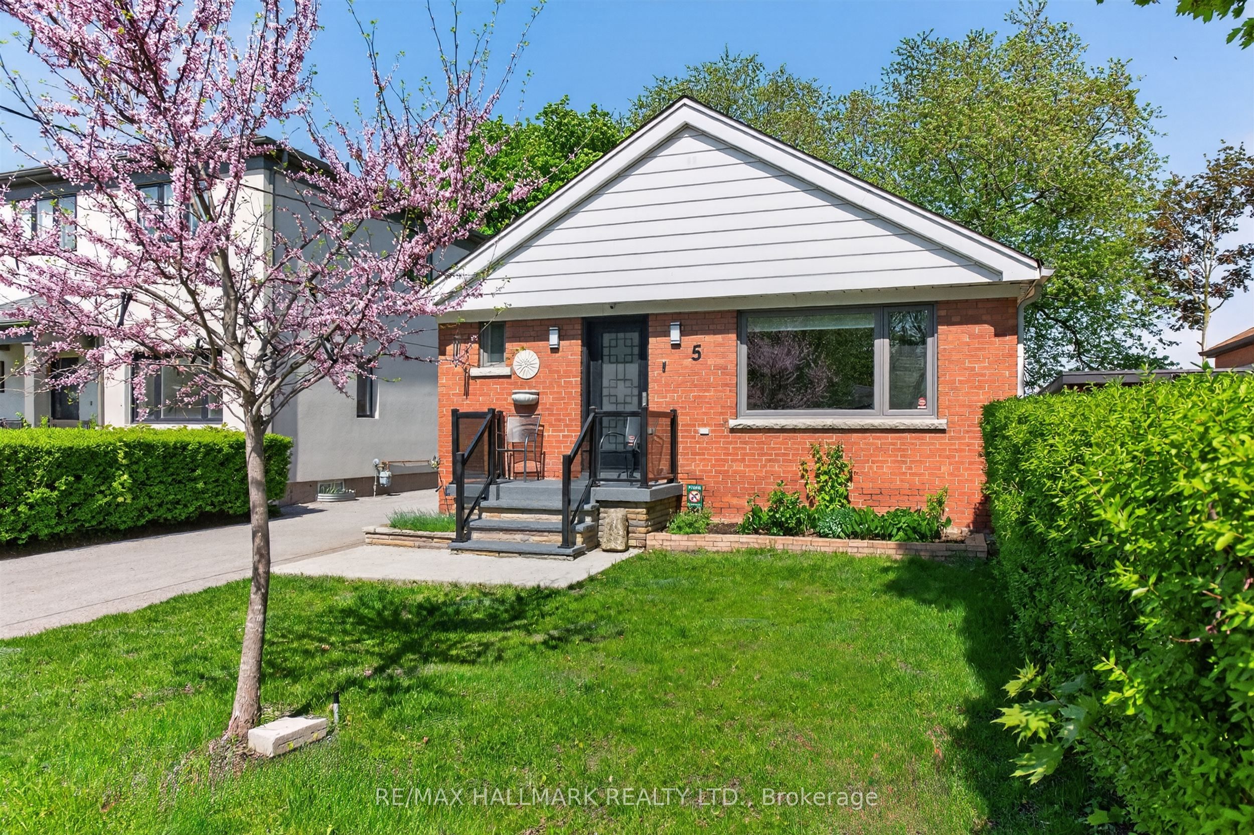 5 Elmont Drive, Toronto, ON, M4B 2L9