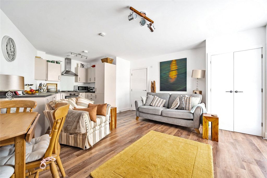 Additional image 3 of 2 bed flat to rentCentenary Way, Penzance, Cornwall TR18