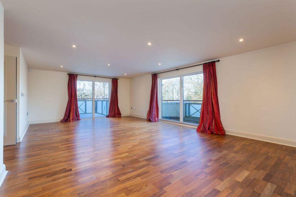 Additional image 3 of 3 bed flat to rentKincraig Drive, Sevenoaks TN13