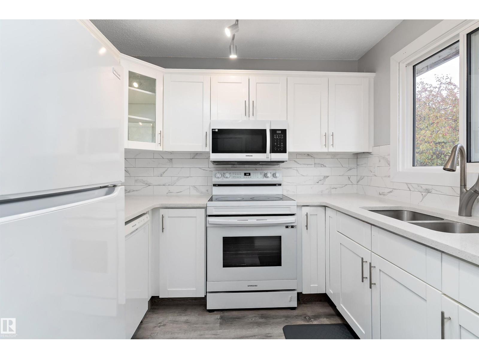 Additional image 6 of 3214 71 Street NW, Edmonton, AB, T6K1K9