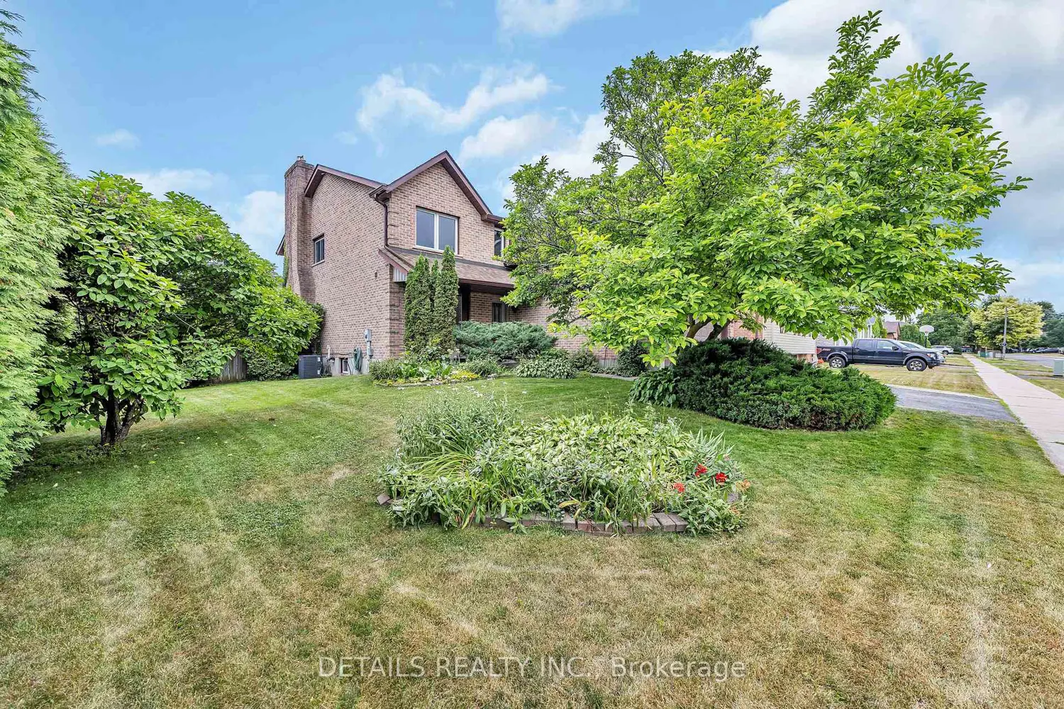 1020 Ambleside Crescent