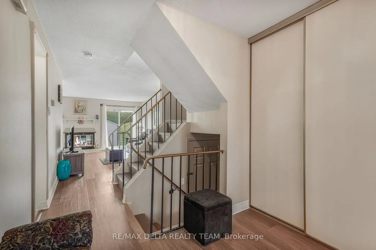 6043 Valley Field Crescent photo 2