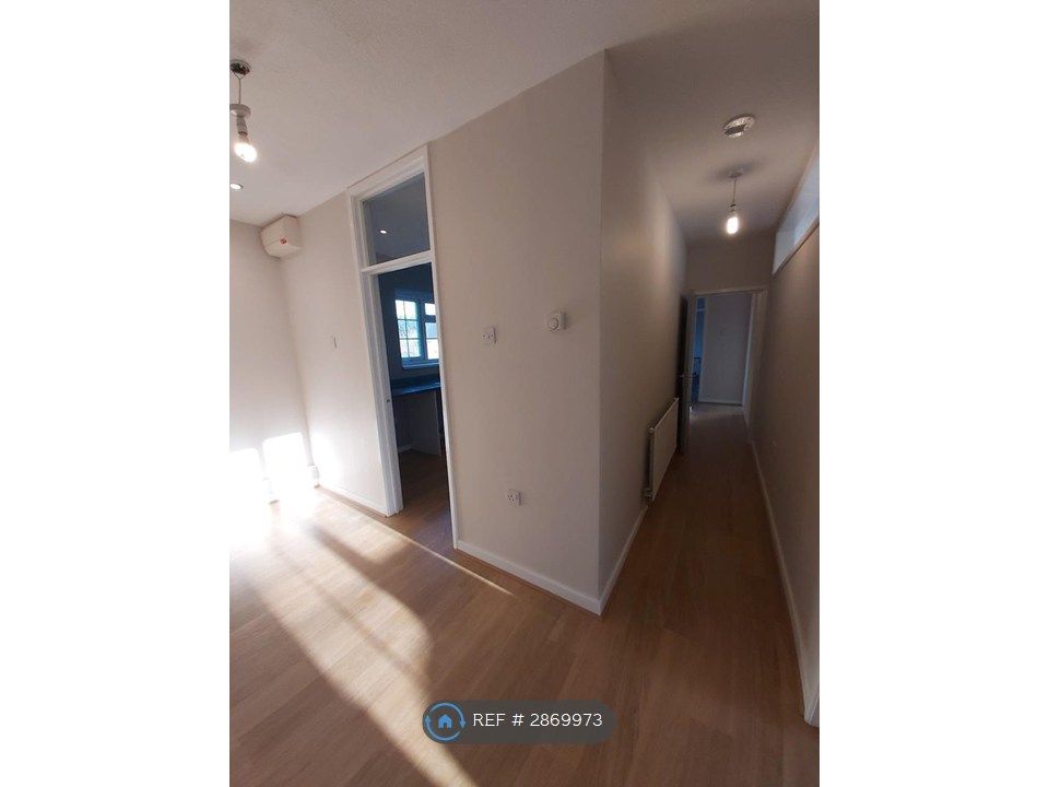 2 bed flat to rentGlantraeth, Bangor LL57 photo 4