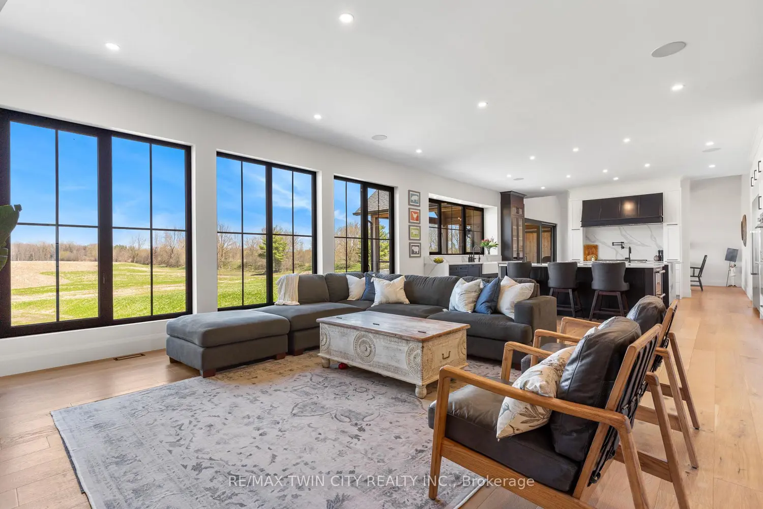 742 Country Squire Road photo 4