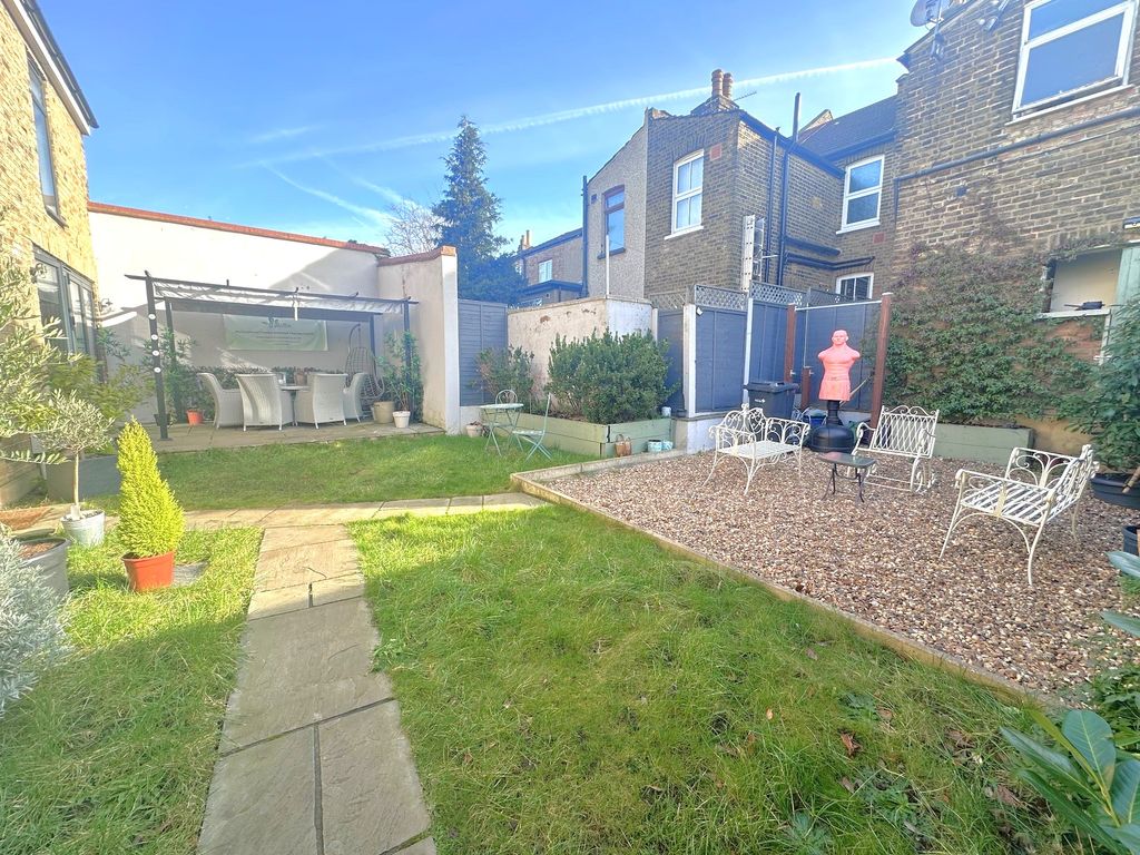 Additional image 2 of 4 bed detached house to rentBuntingbridge Road, Ilford IG2