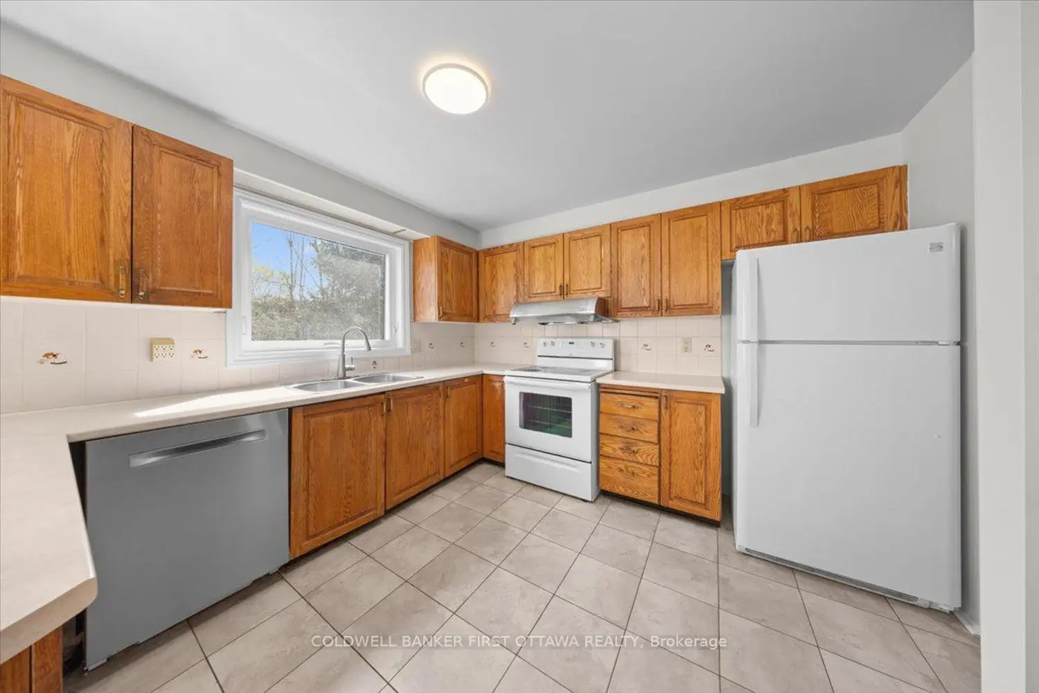 1841 Thistleleaf Crescent photo 2