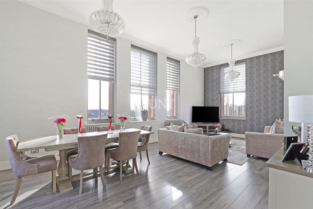 2 bed flat to rentBrandesbury Square, Repton Park, Woodford Green, Essex IG8