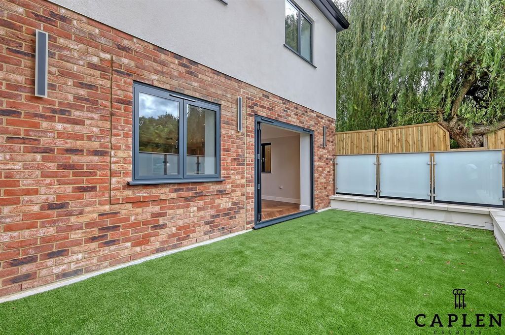 Additional image 19 of 3 bed flat to rentManor Road, Chigwell IG7