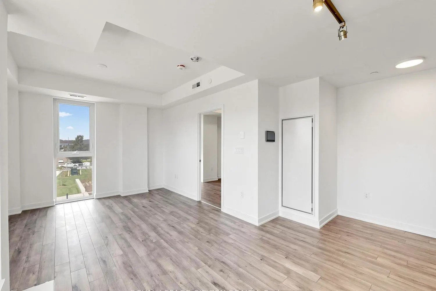Additional image 13 of 1005 Dundas Street 363