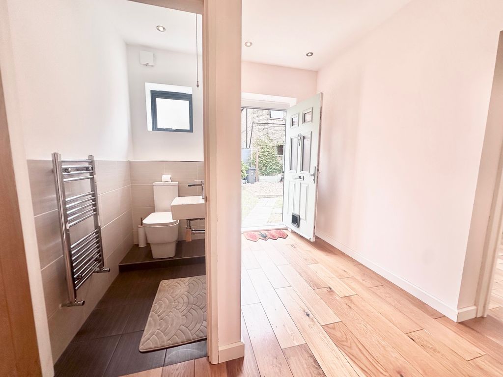 Additional image 7 of 4 bed detached house to rentBuntingbridge Road, Ilford IG2
