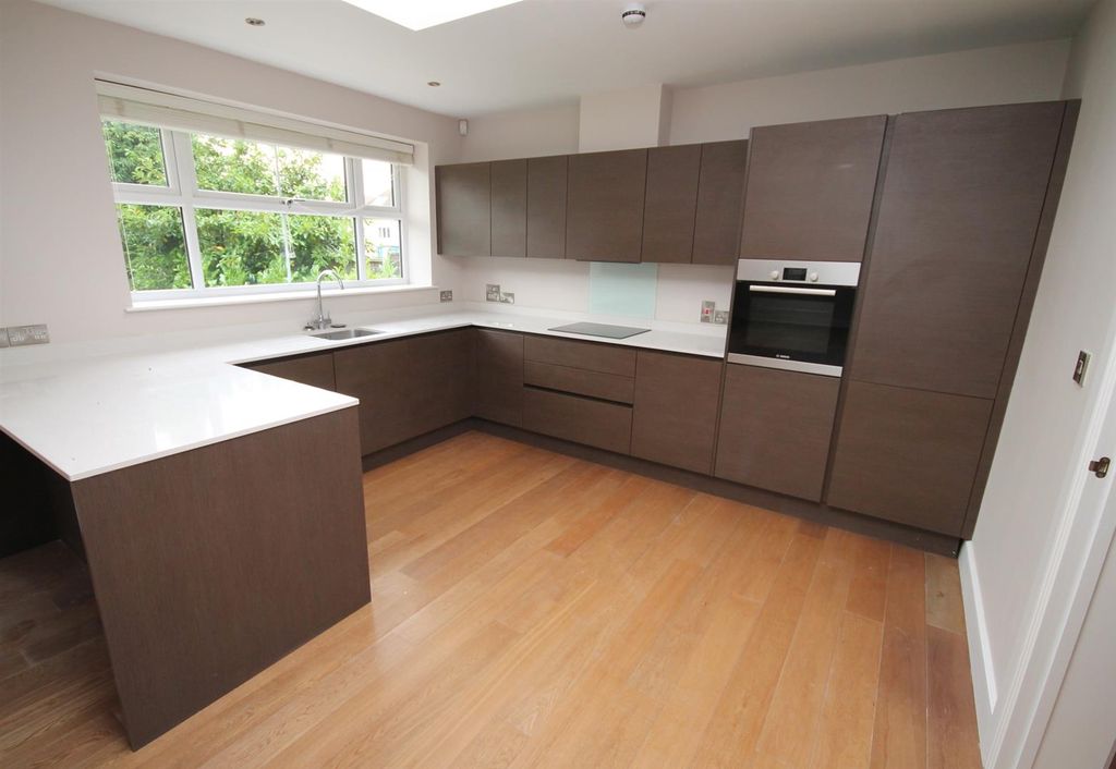 Additional image 5 of 3 bed flat to rentWilliam Court, 109-111 Manor Road, Chigwell, Essex IG7