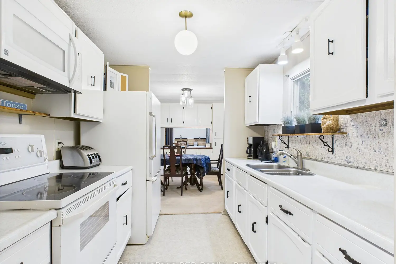 112 Huron Road photo 2