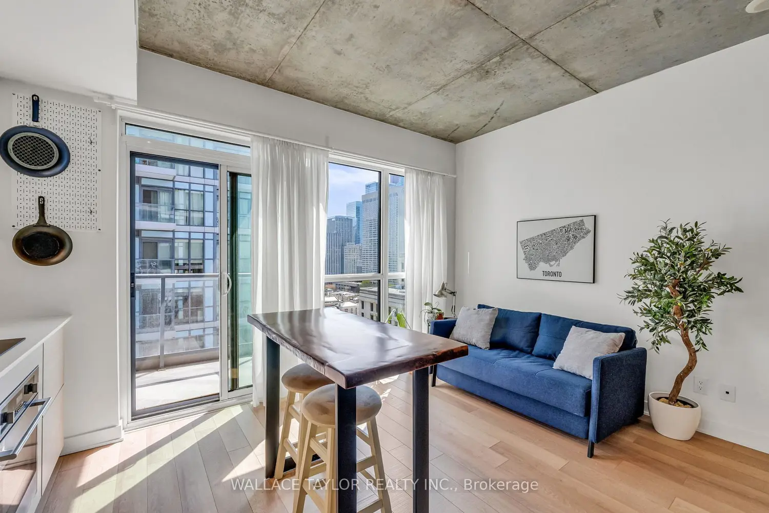 Additional image 8 of 210 Simcoe Street 1702