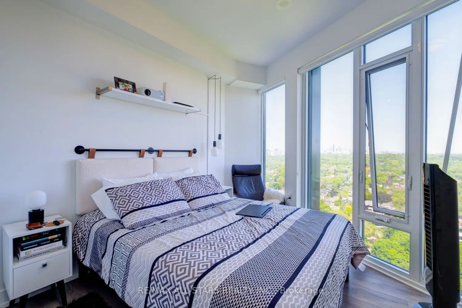 Additional image 11 of 575 Bloor Street 2302