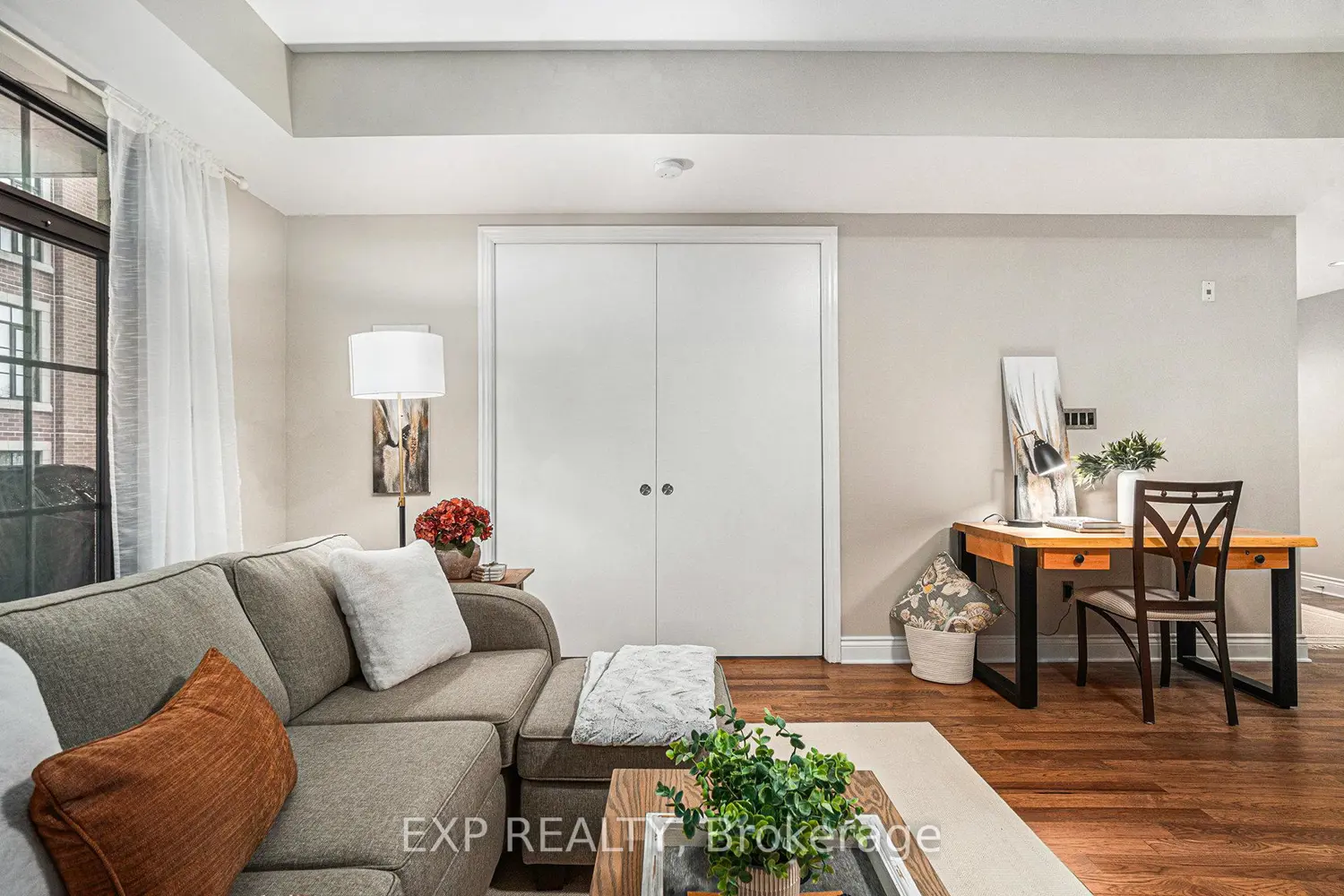 327 Breezehill Avenue 403 photo 4