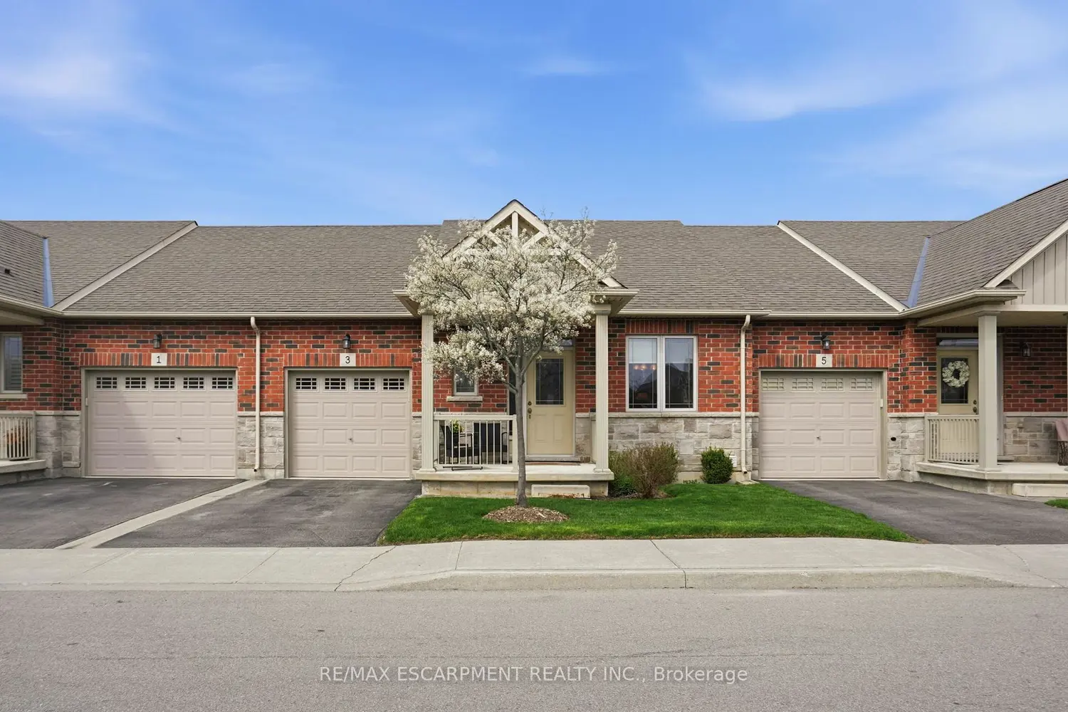 3 Ecker Lane