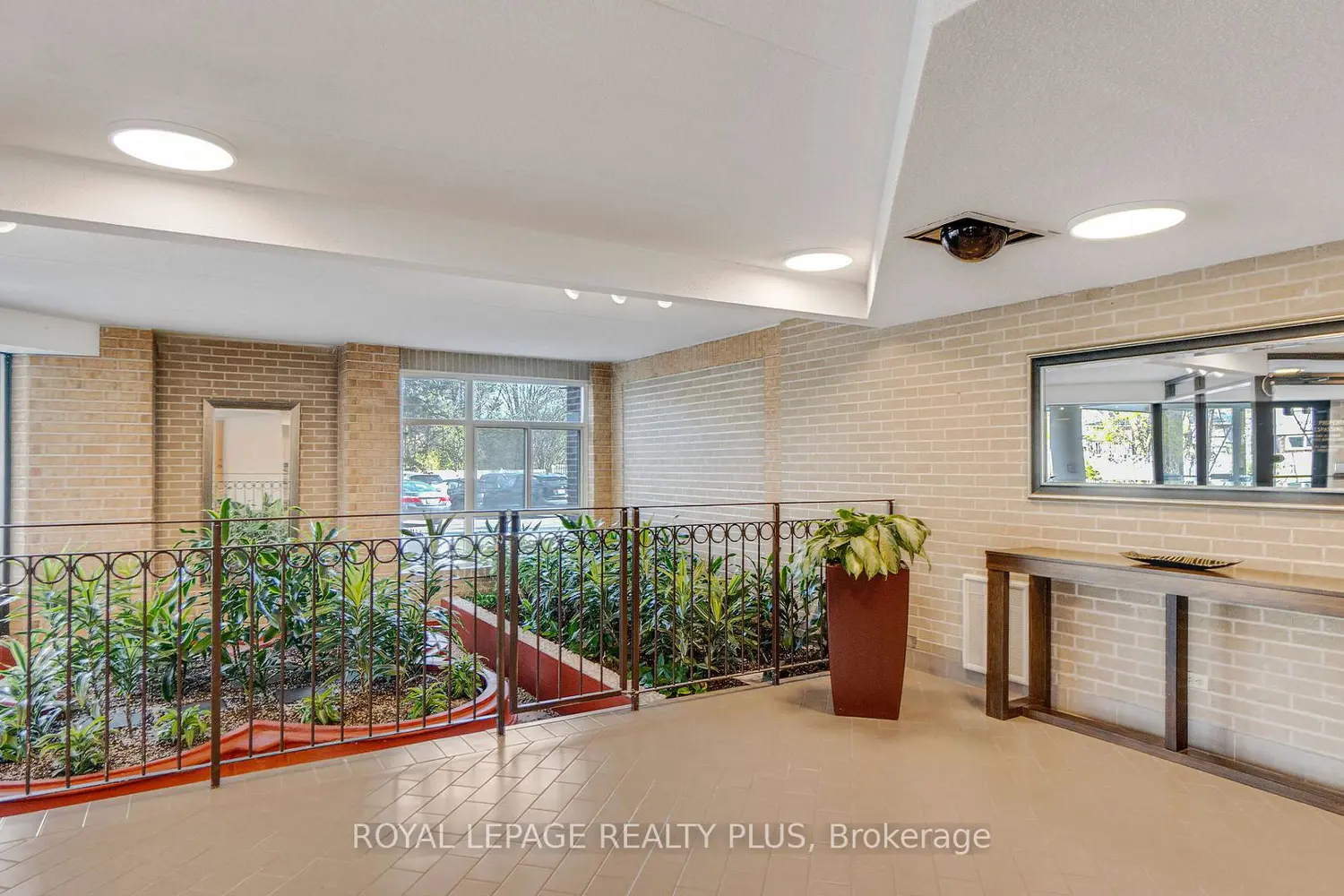 8 Christopher Court 603 photo 4