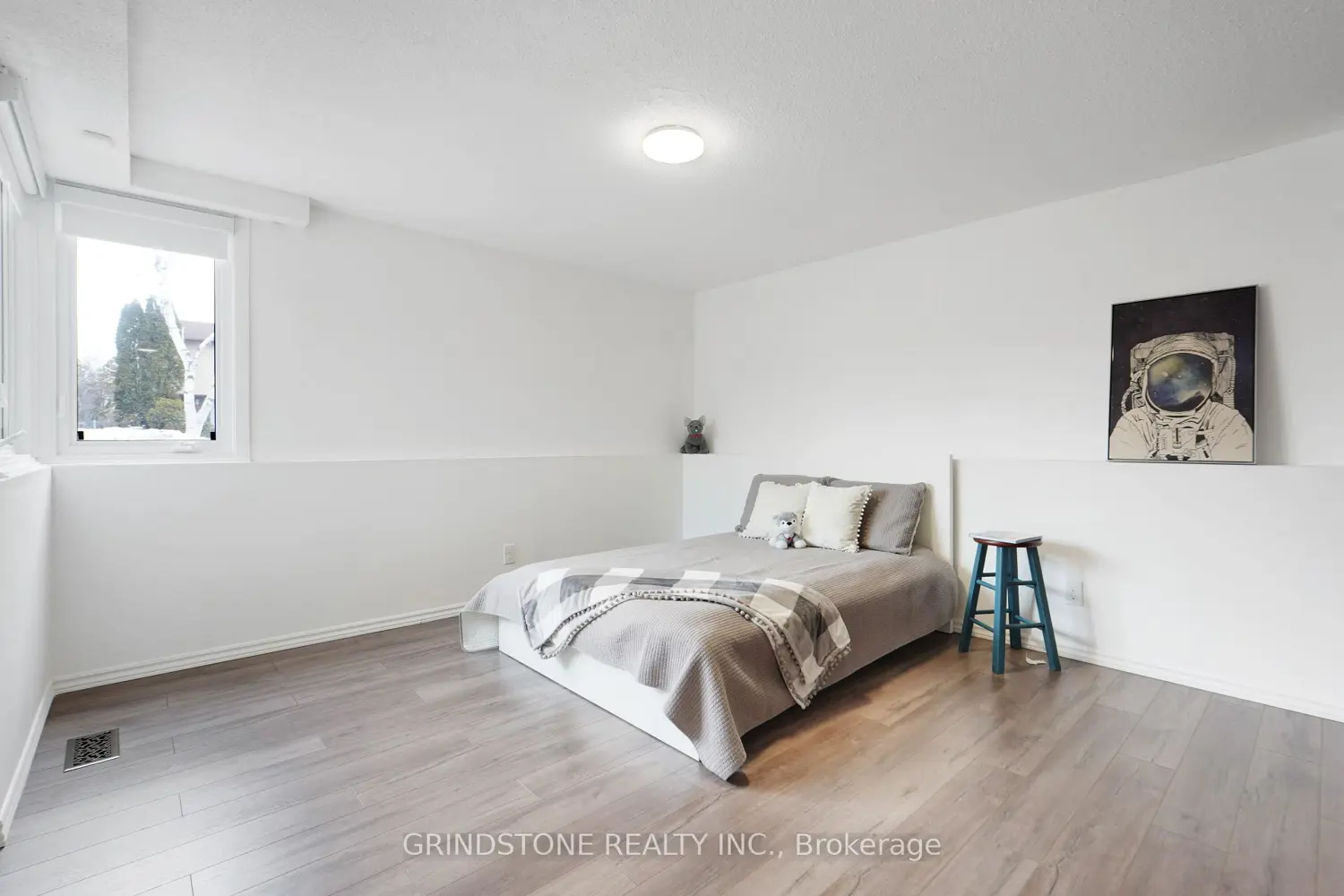 1080 Alenmede Crescent photo 5