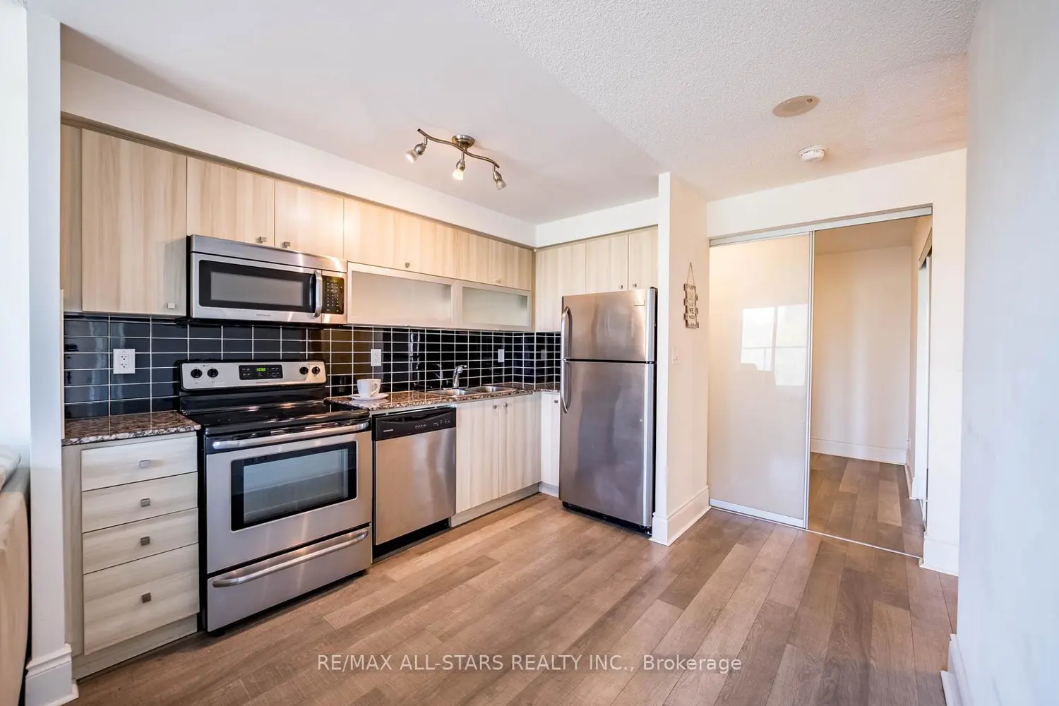 Additional image 6 of 2015 Sheppard Avenue 407