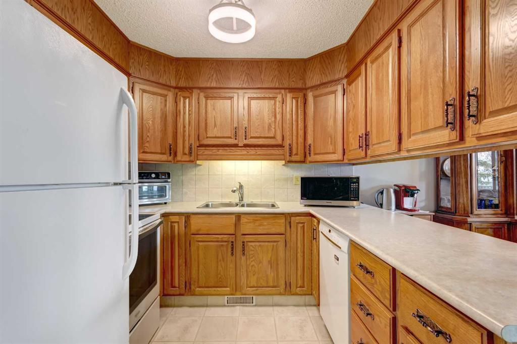 Additional image 4 of 30-118 Strathcona Road SW, Calgary, AB, T3H 1P3