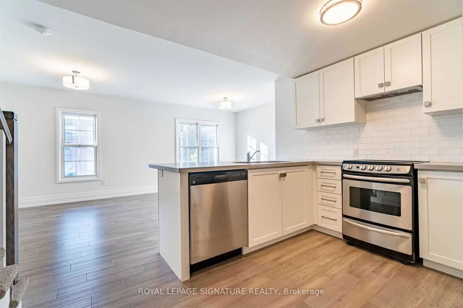 760 Lakeshore Road 202 photo 3