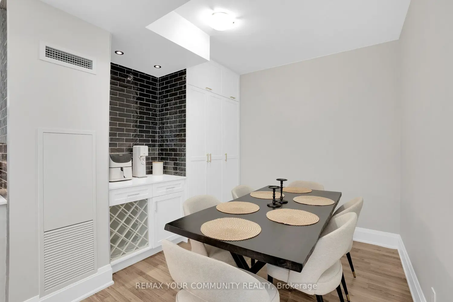 Additional image 7 of 9085 Jane Street 523