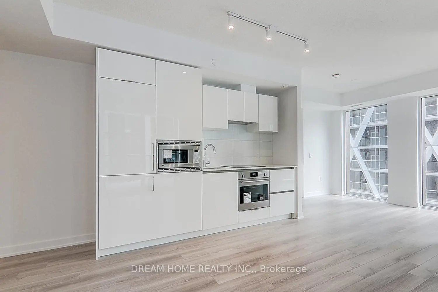 Additional image 9 of 238 Simcoe Street 1608