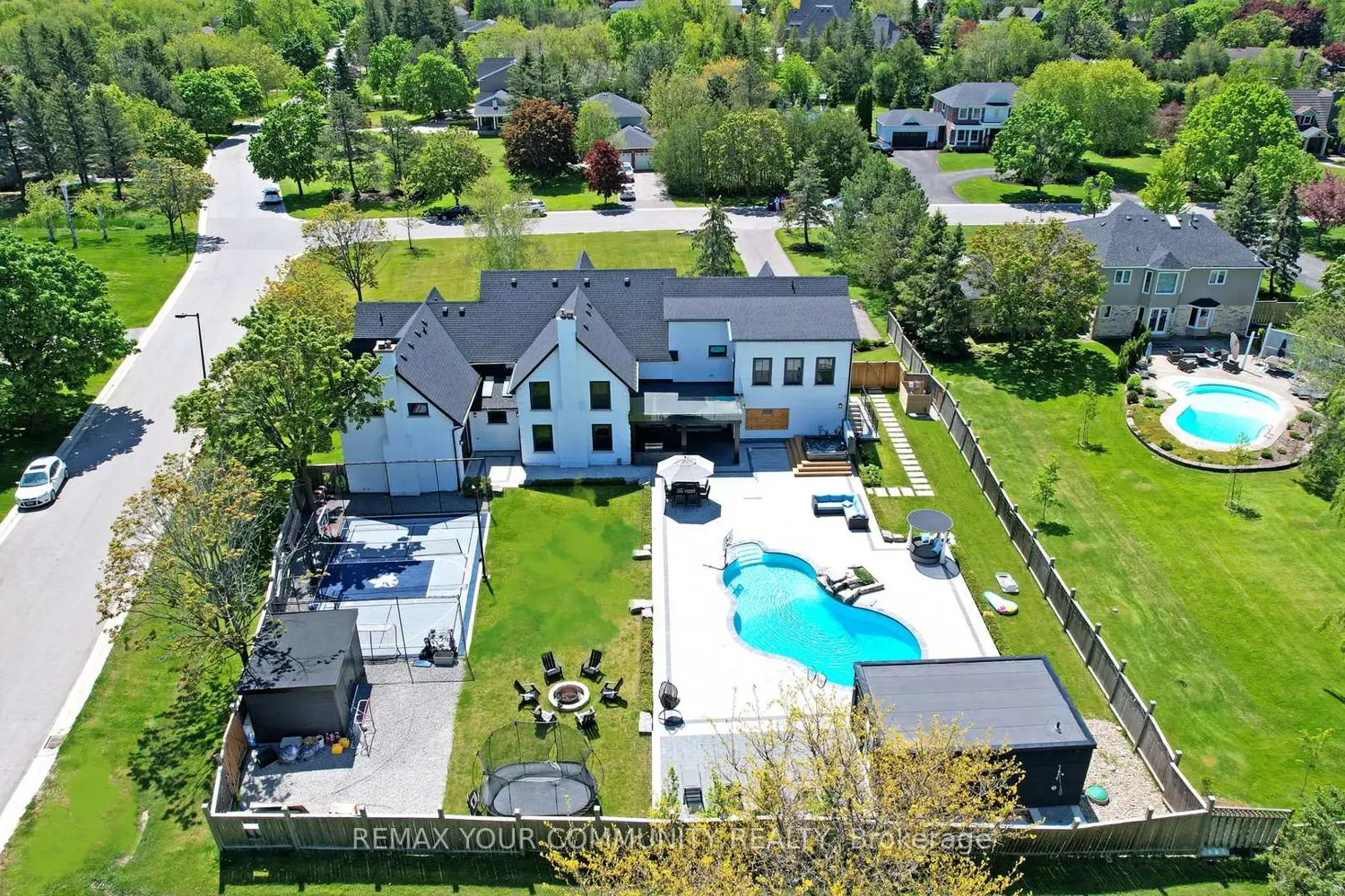 557 Aintree Drive photo 2