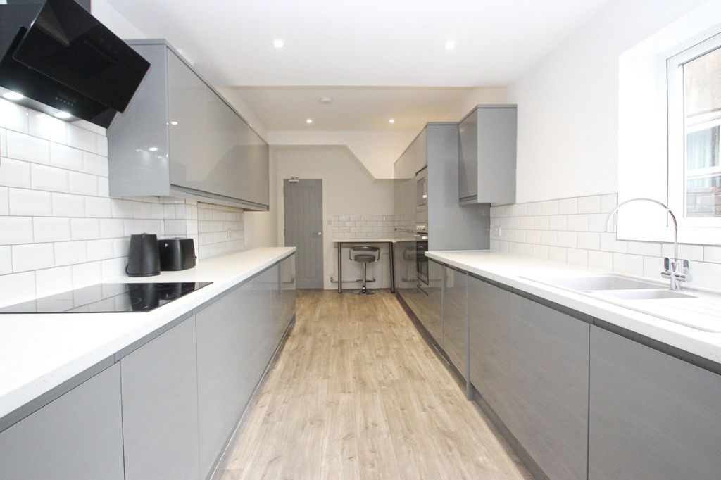 Additional image 2 of 7 bed shared accommodation to rentTelephone Road, Southsea, Hampshire PO4