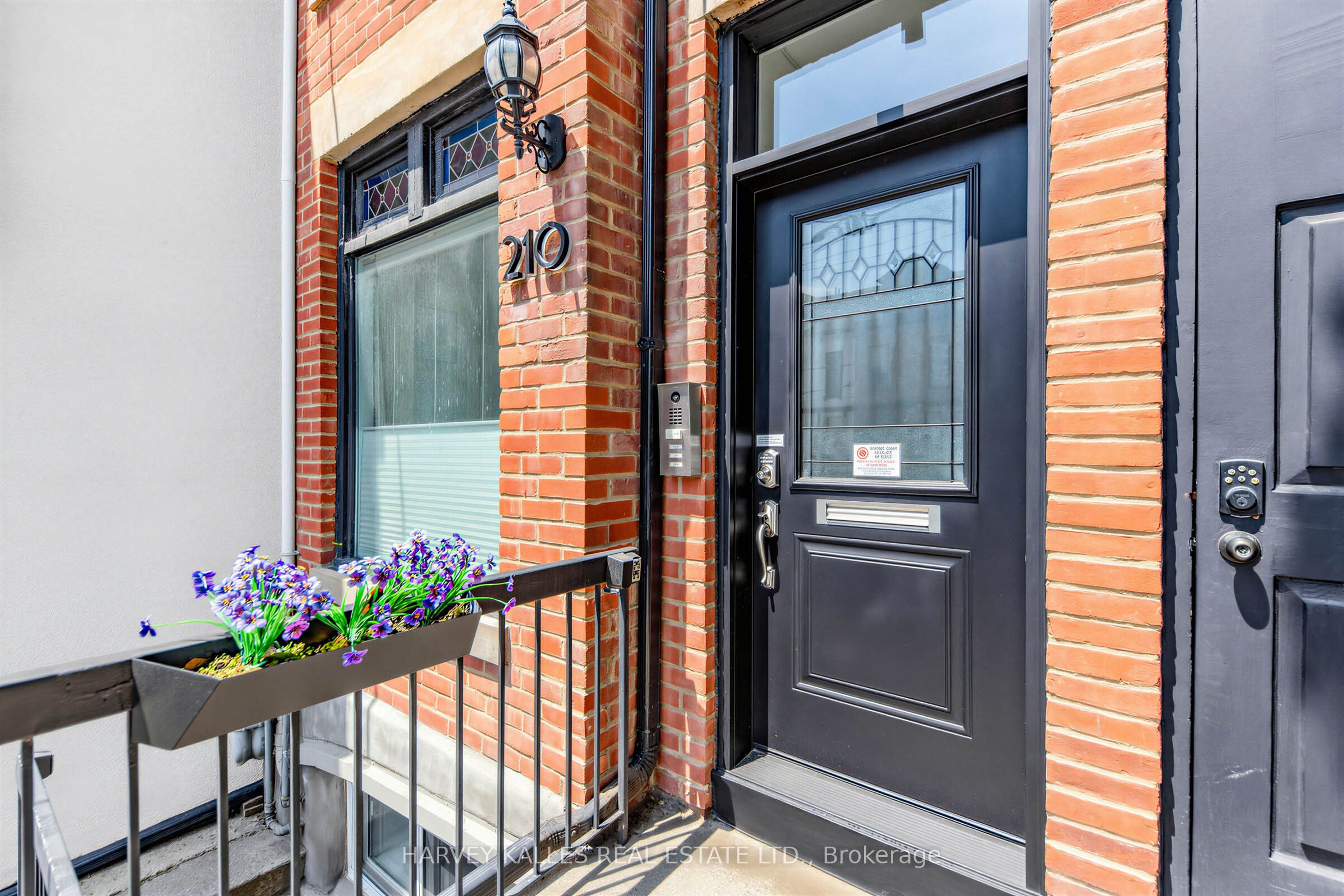 Additional image 3 of 210 Gerrard Street E, Toronto, ON, M5A 2E6
