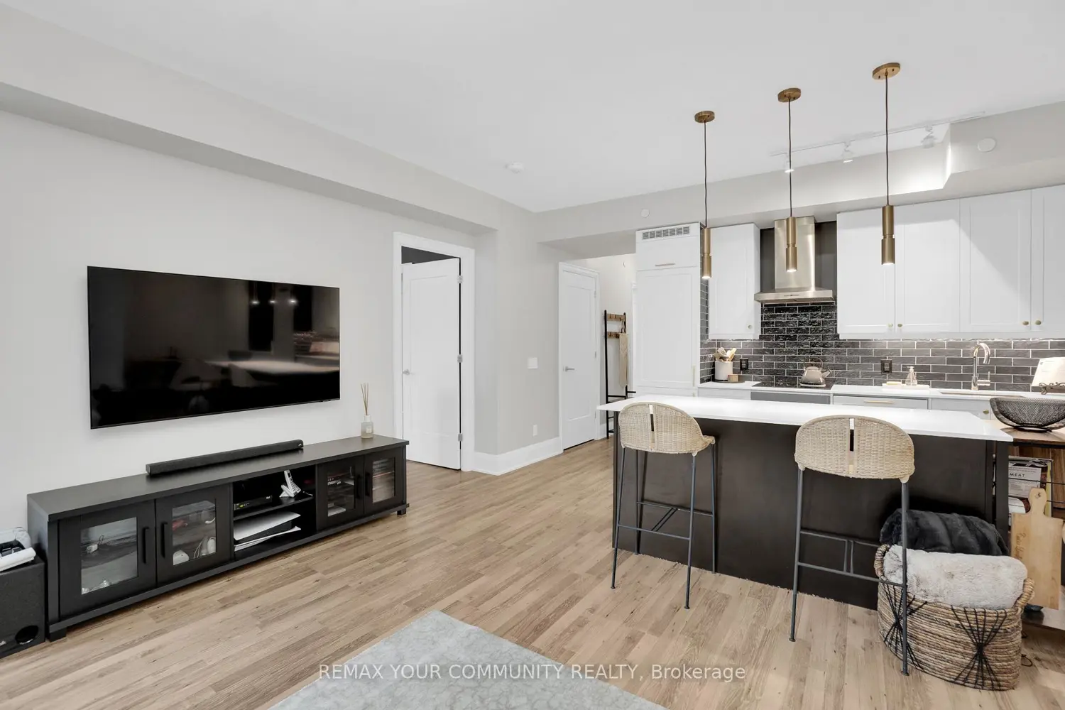 Additional image 13 of 9085 Jane Street 523