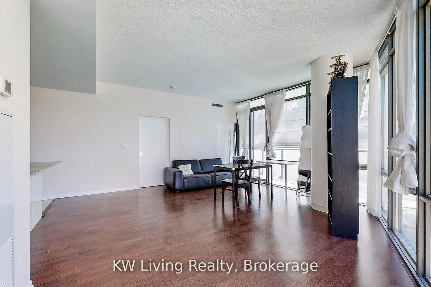 Additional image 10 of 832 Bay Street 1303