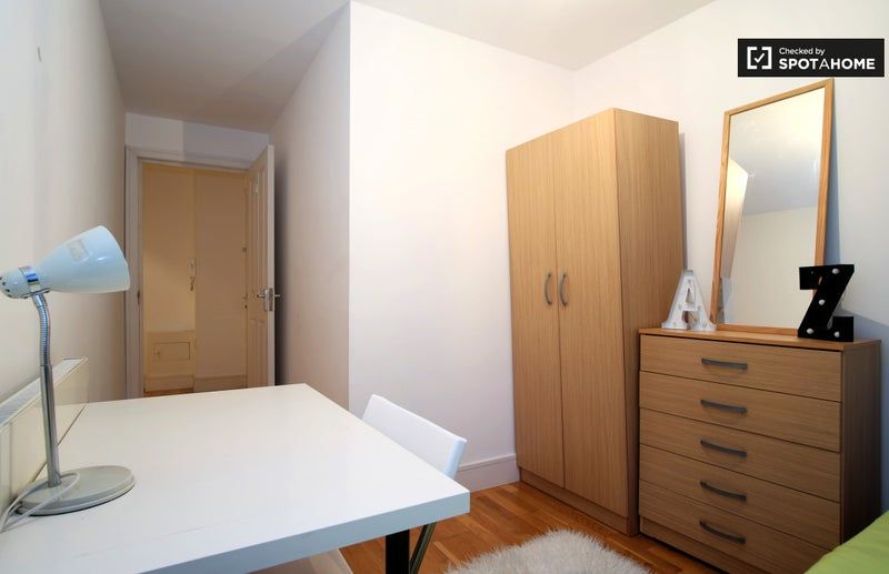 3 bed shared accommodation to rentLondon E14 photo 2