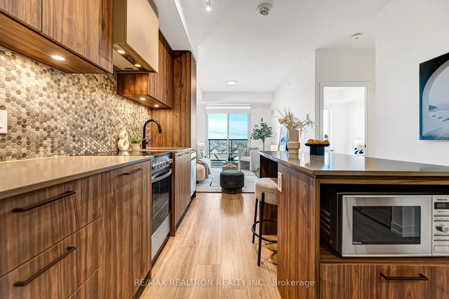 Additional image 4 of 10 Lagerfeld Drive 511