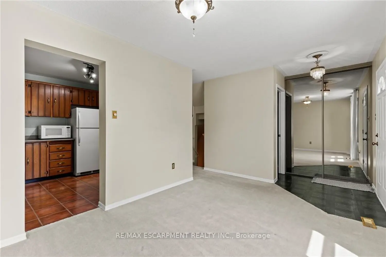 Additional image 6 of 2825 Gananoque Drive 11