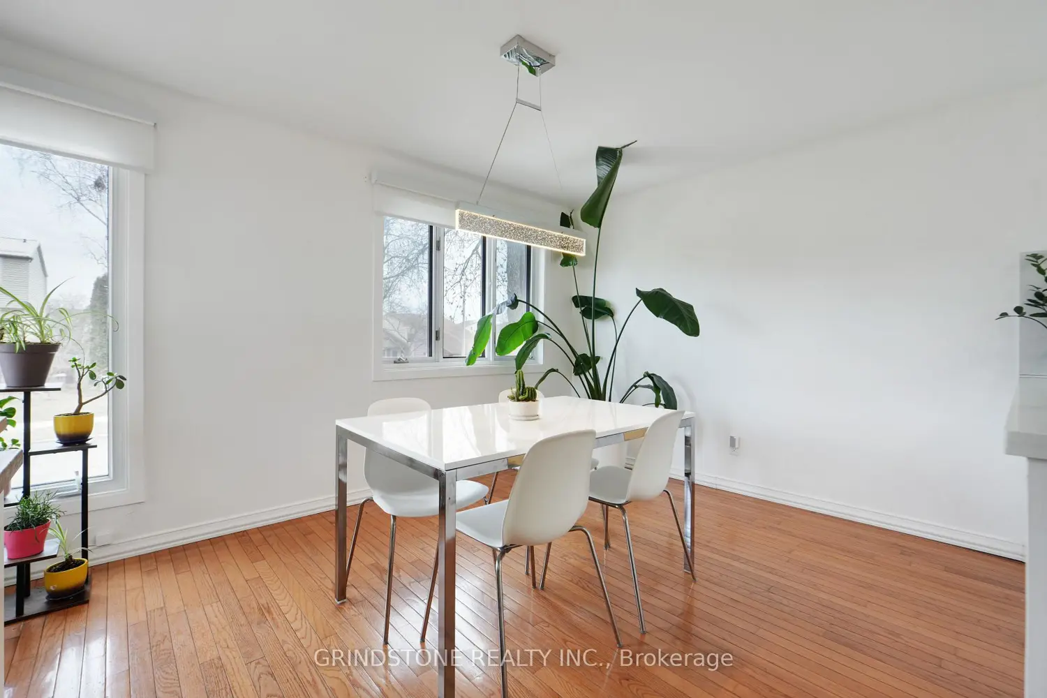 1080 Alenmede Crescent photo 2