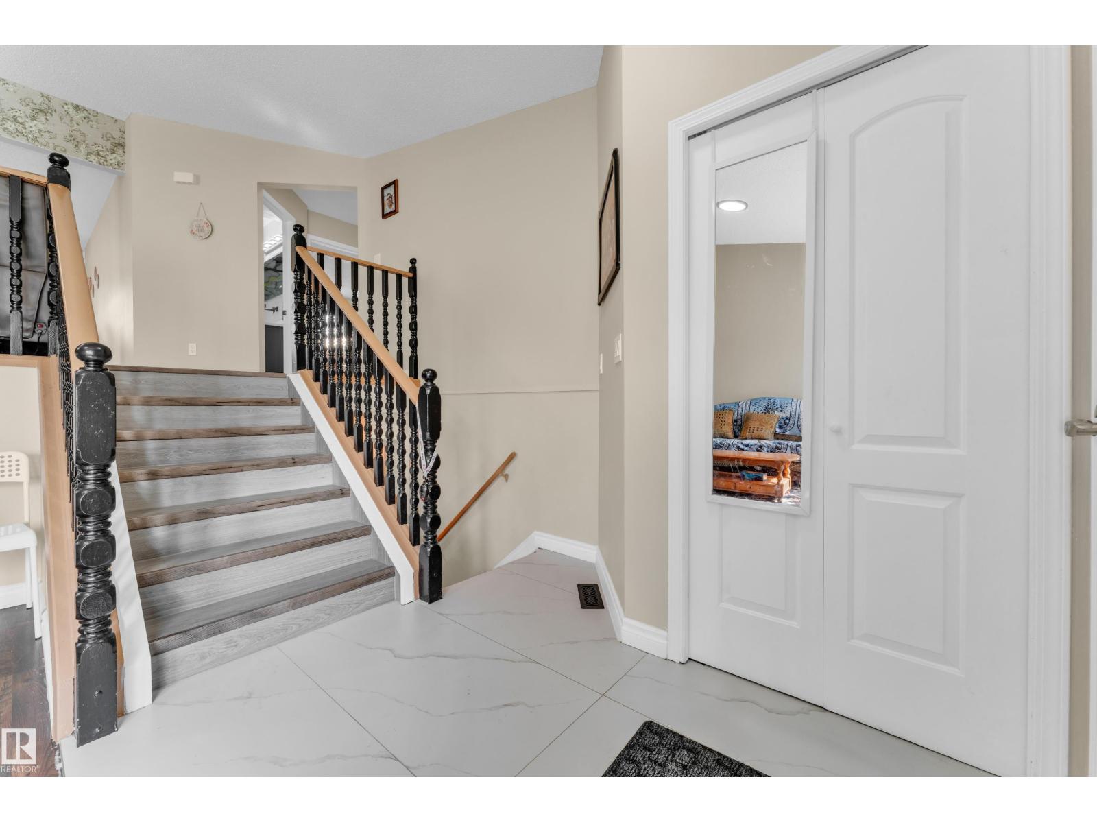 Additional image 6 of 2416 35 Street NW, Edmonton, AB, T6L4M3