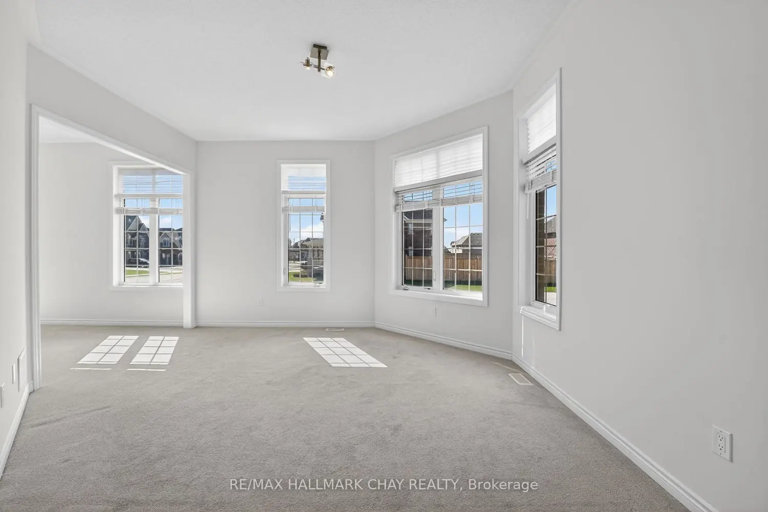 12 Thompson Way photo 5