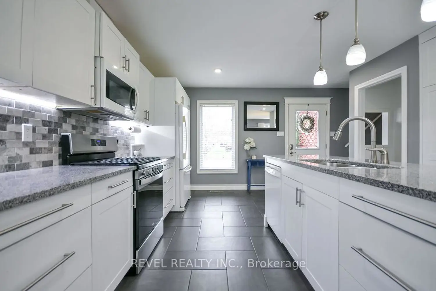 16 Sumac Crescent photo 4
