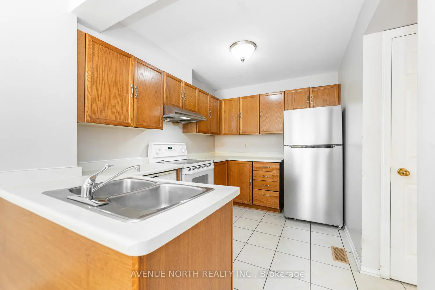 80 Woodbury Crescent photo 4