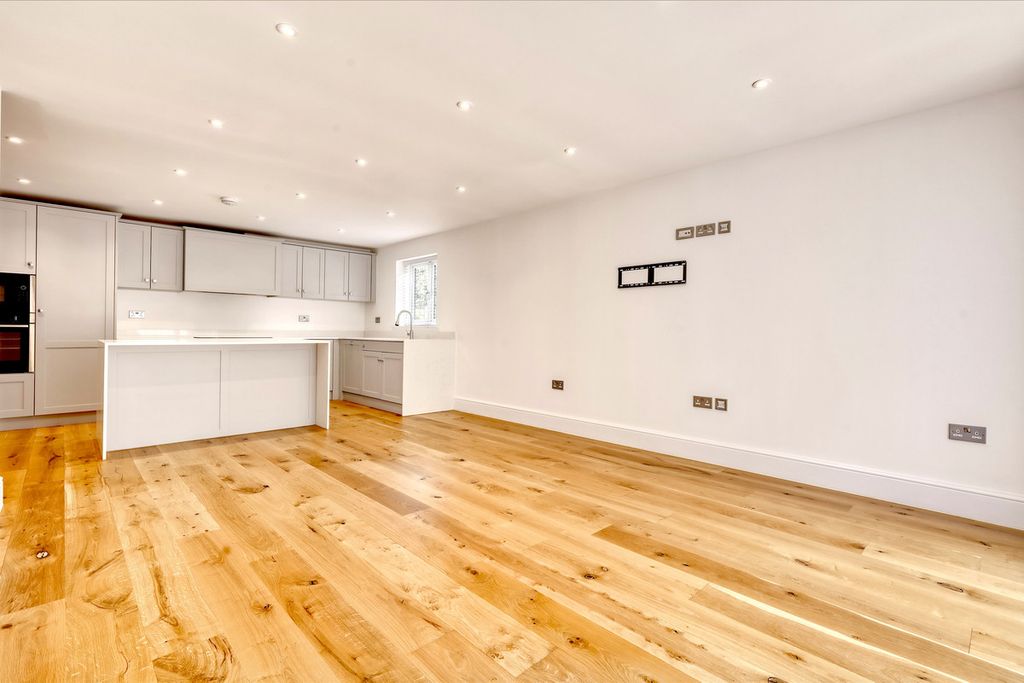 Additional image 2 of 2 bed flat to rentShenfield Road, Brentwood CM15