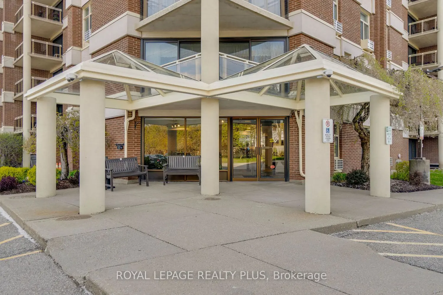 8 Christopher Court 603 photo 2