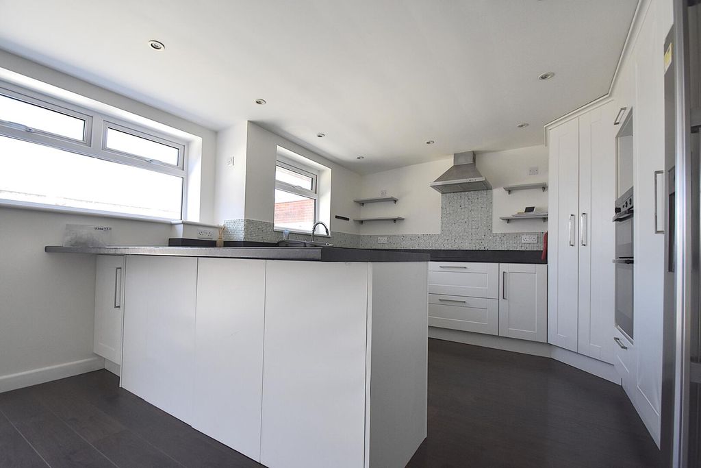 3 bed semi-detached bungalow to rentBroadfields Avenue, Cowes PO31 photo 2