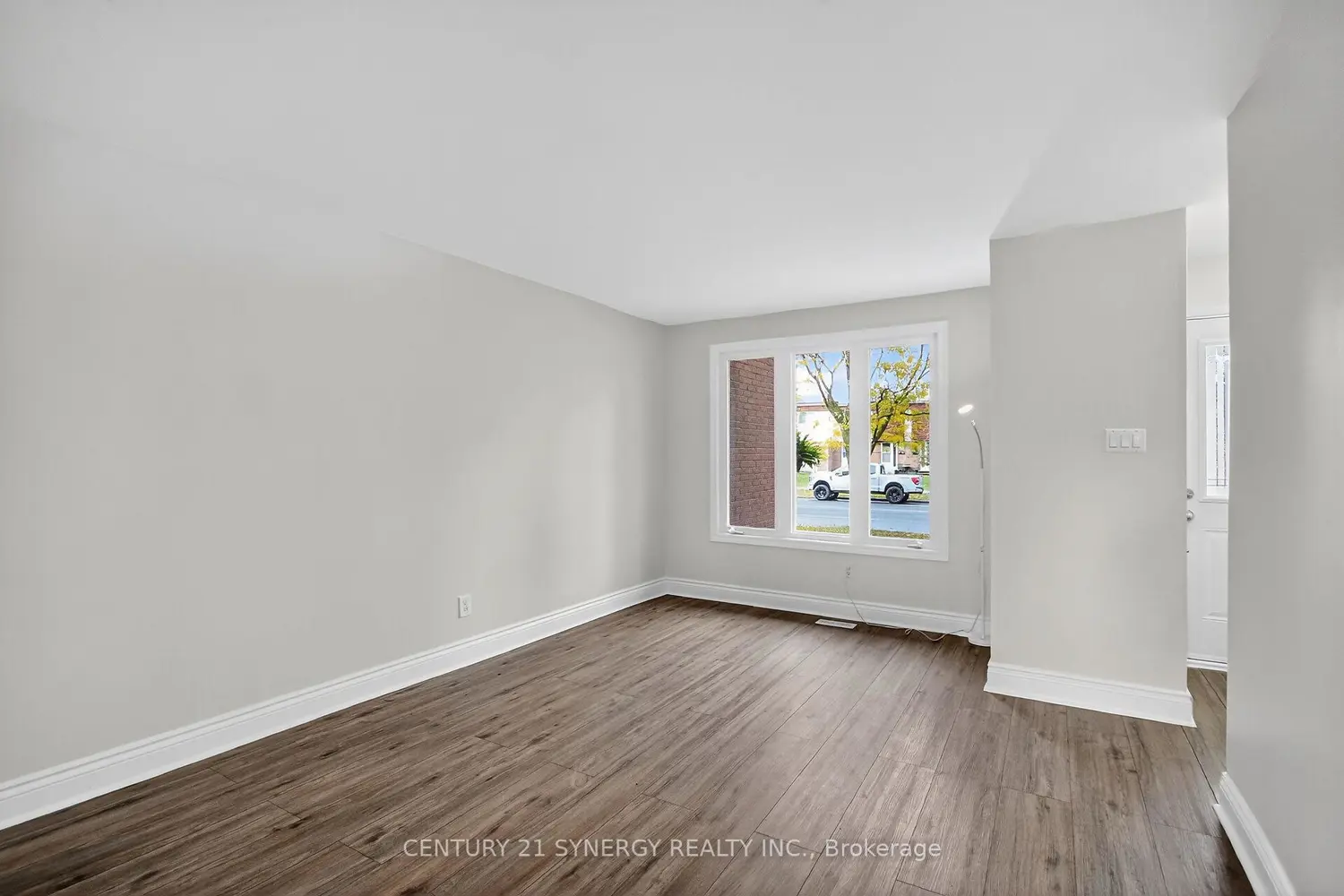 928 Meadowlands Drive photo 4