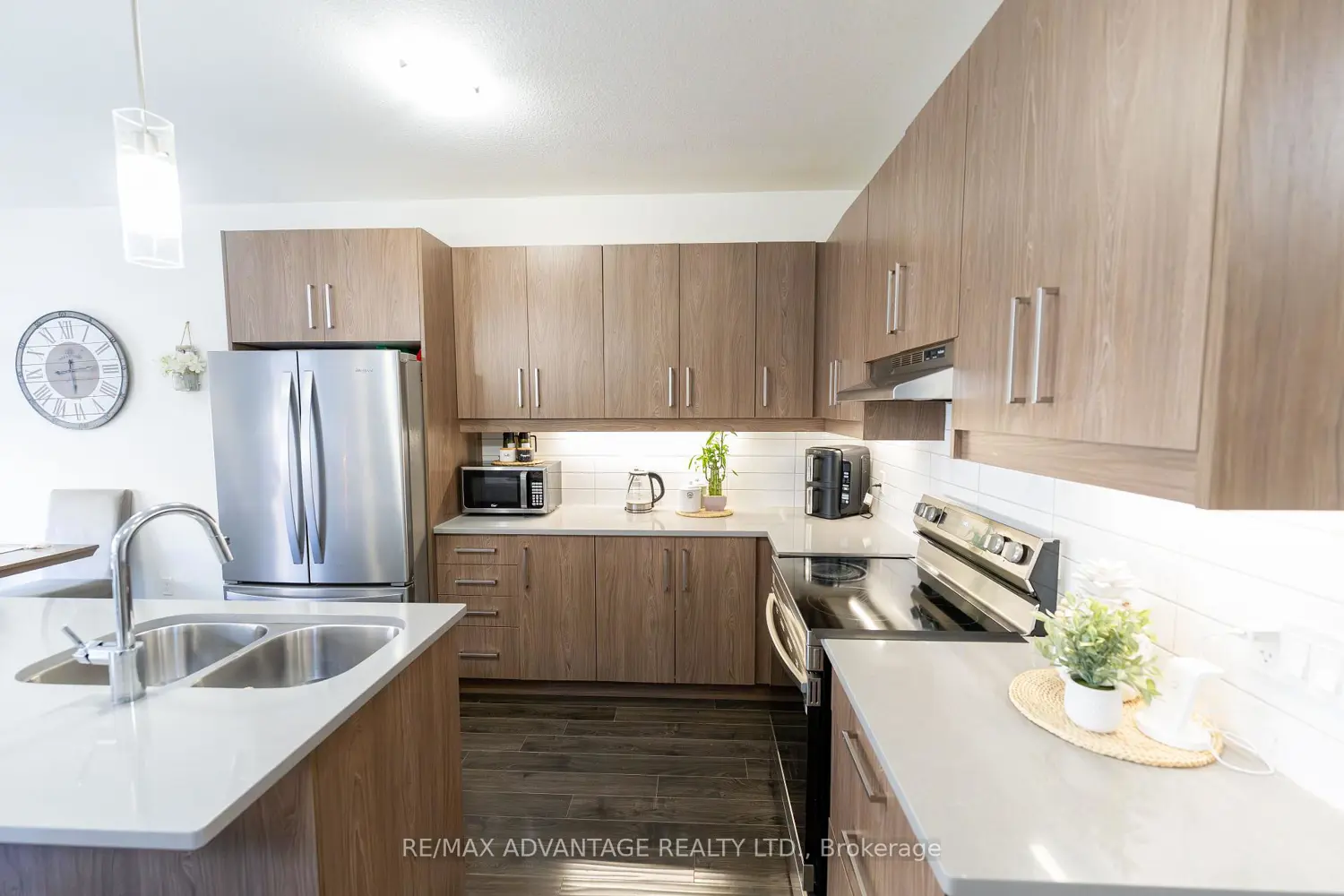 Additional image 6 of 3260 Singleton Avenue 130
