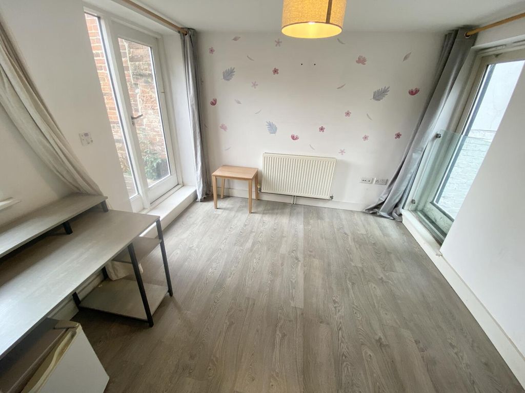 Additional image 5 of 2 bed flat to rentLugley Street, Newport PO30
