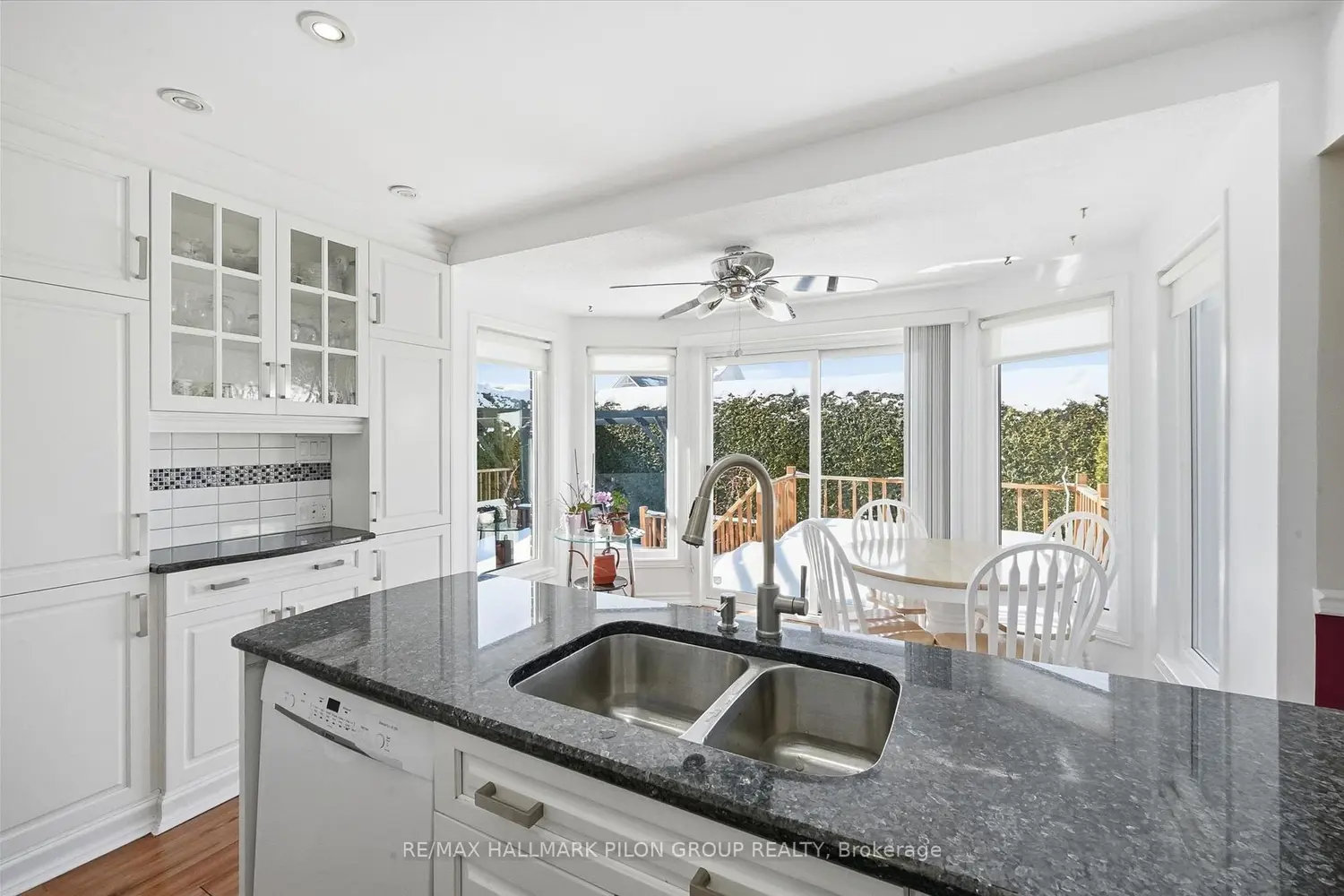 1354 Mountainside Crescent photo 3